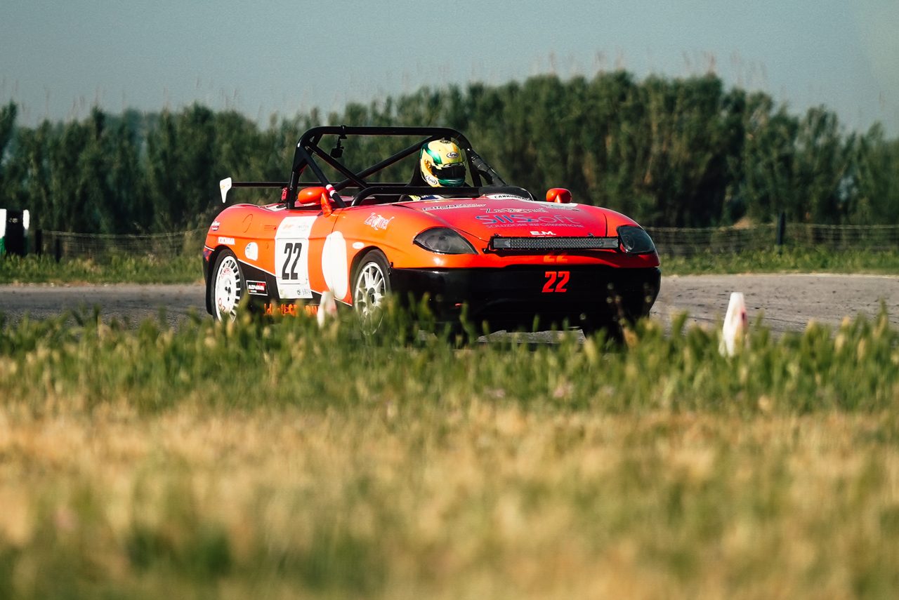 Fiat Barchetta rossa numero 22 in pista