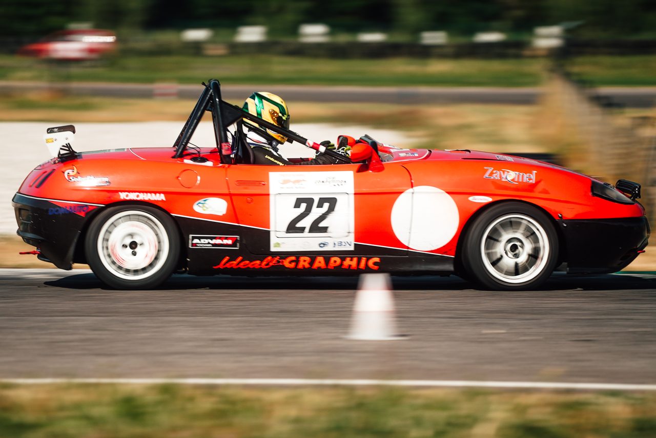 Auto da competizione Black Panther Racing in azione in pista